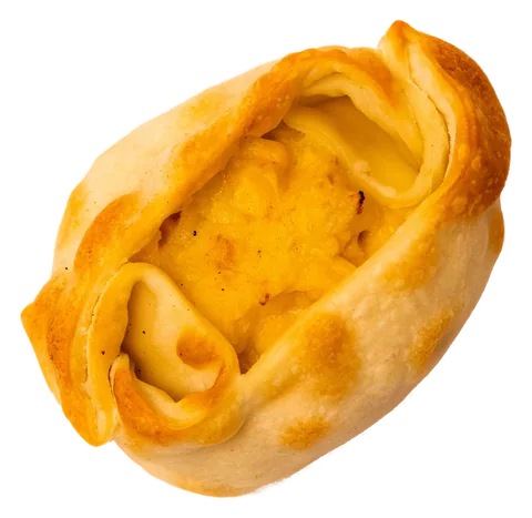 Empanada de humita aberta em cima, em forma de barquinho, com o milho à mostra